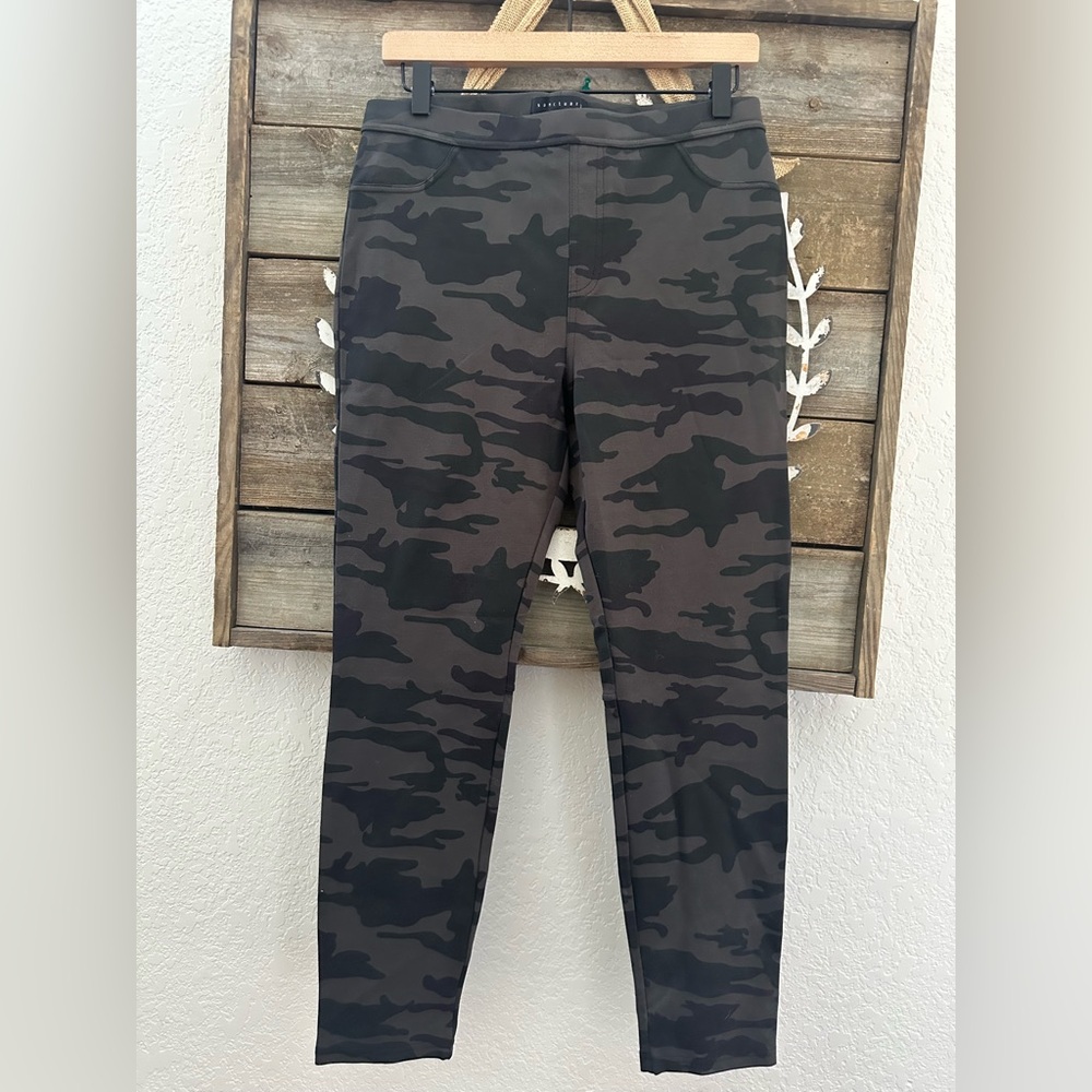 Sanctuary Grease Runway Camo Jeggings Leggings ladies size Large NWT